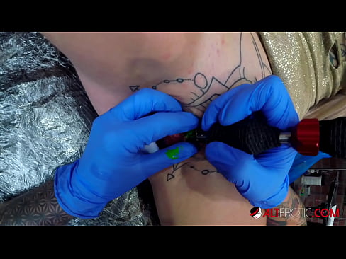 ❤️ Ekstrèmman tatoue hottie Sully Savage te fè yon tatoo sou klitoris li ❌ Sèks super nan nou % ht.mathem-1-class.ru% ❌️